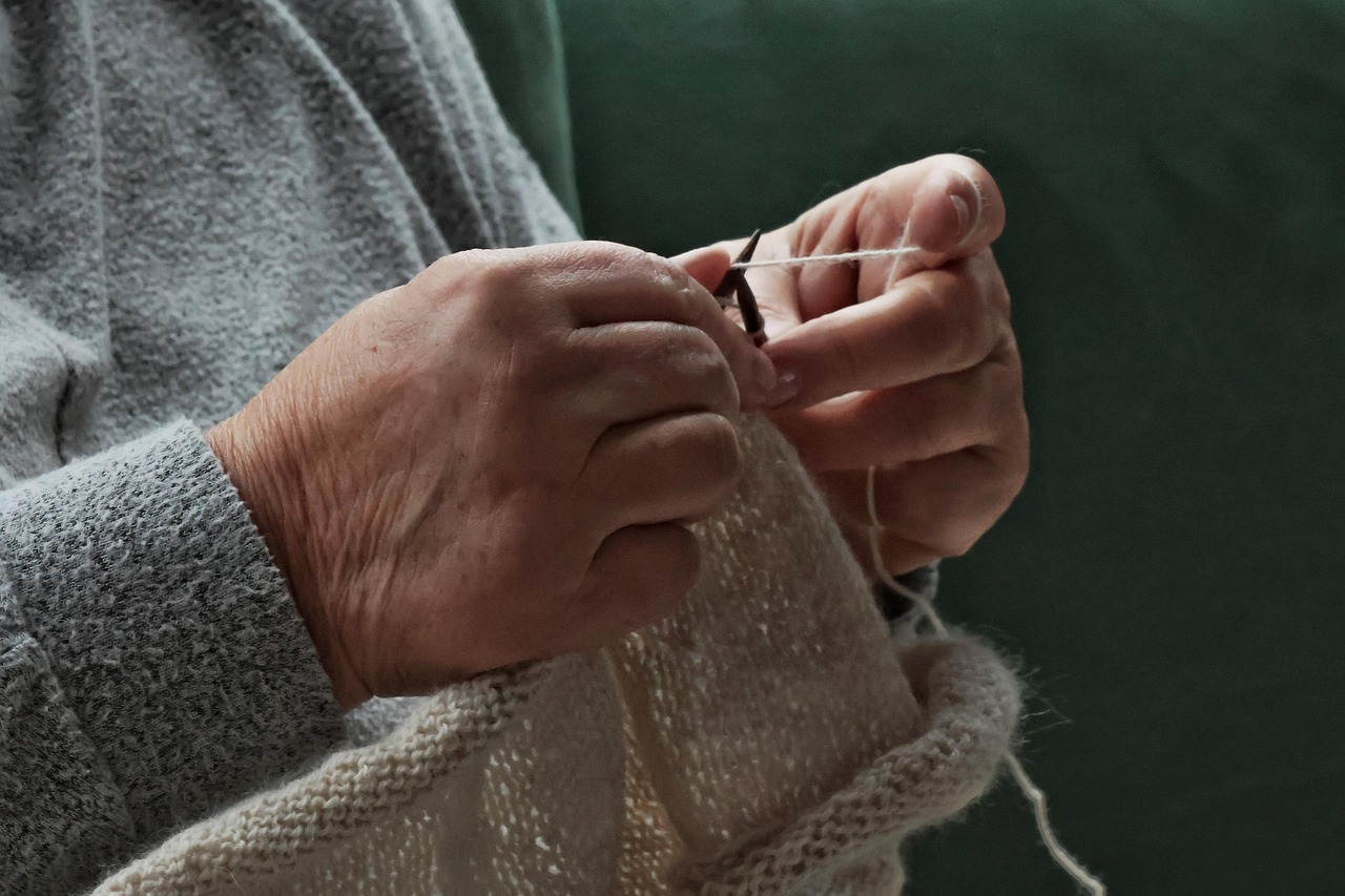 services-03 knit, hobby, leisure time, woman, wool, knitting needles, fashion, lifestyle, handwork